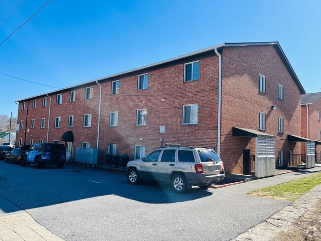 Building Photo - 2 Bedroom, 1 Bath Apartment Unit J