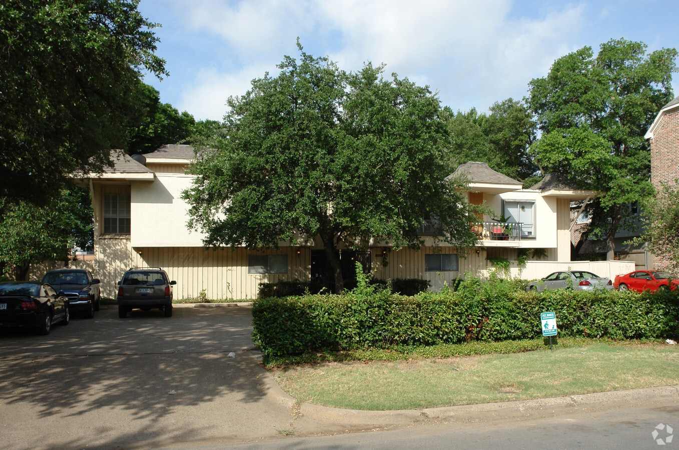 Holland Avenue Apartments - Holland Avenue Apartments