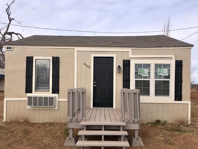 Building Photo - Fully Updated 1/1 Home