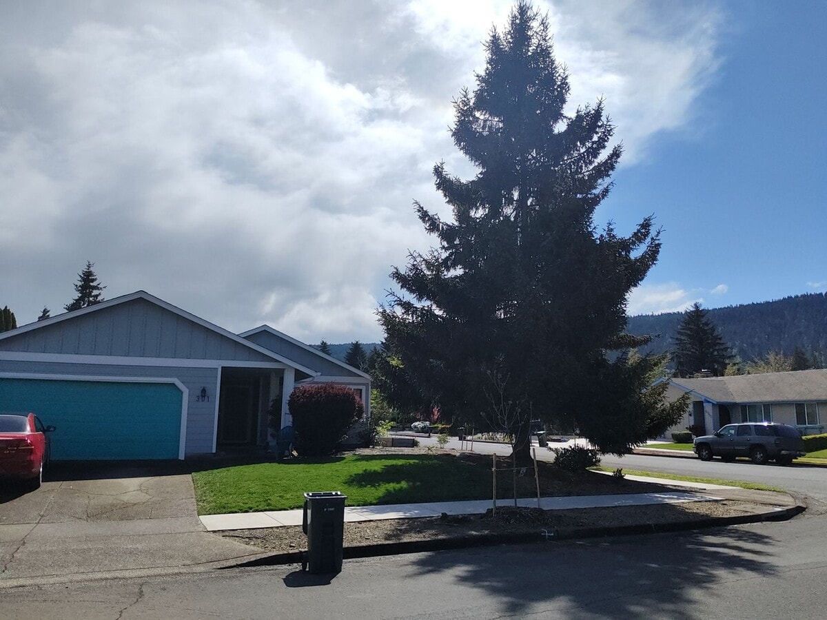 Photo - Beautiful Home With A Fenced Backyard