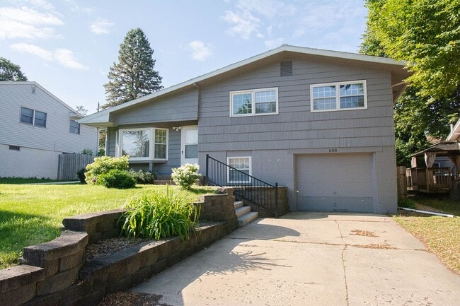 Building Photo - Beautiful multi-level with Gorgeous Yard and LOTS of Storage!