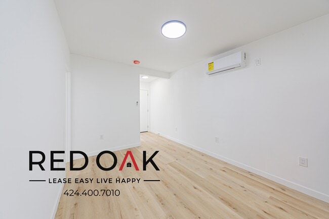 211 W 47th St Unit 211 1/2