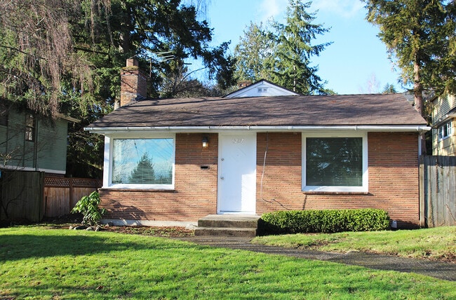 Building Photo - BEAUTIFUL 2 BED, 1 BATH SEATTLE HOME FOR RENT W EASY COMMUTE