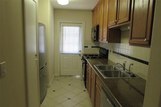 Photo - 2513 Shakespeare St Unit 3