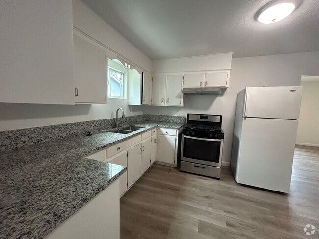 Building Photo - Charming 3 Bed, 2 Bath Home + Bonus 1 Bed/...