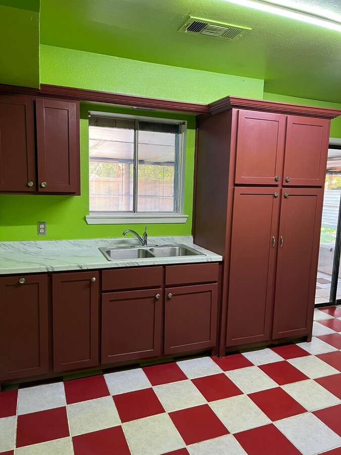 Photo - 9314 Valley Stream