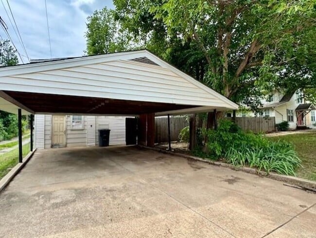 Building Photo - 408 NW 5th St