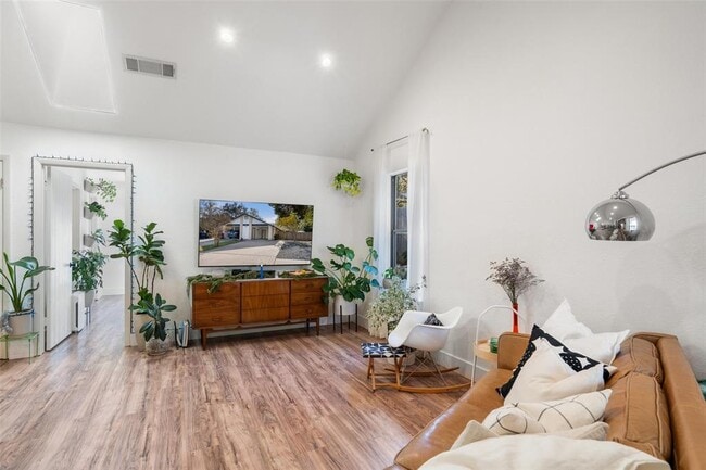 Photo - 909 Milford Way