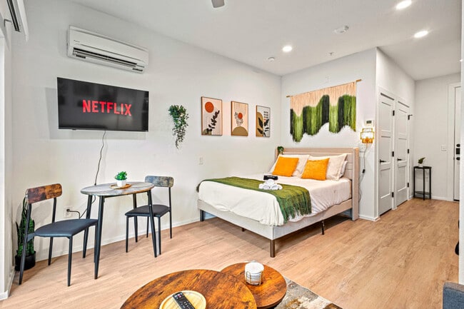 Photo - 596 W 9th St Unidad ID1335747P