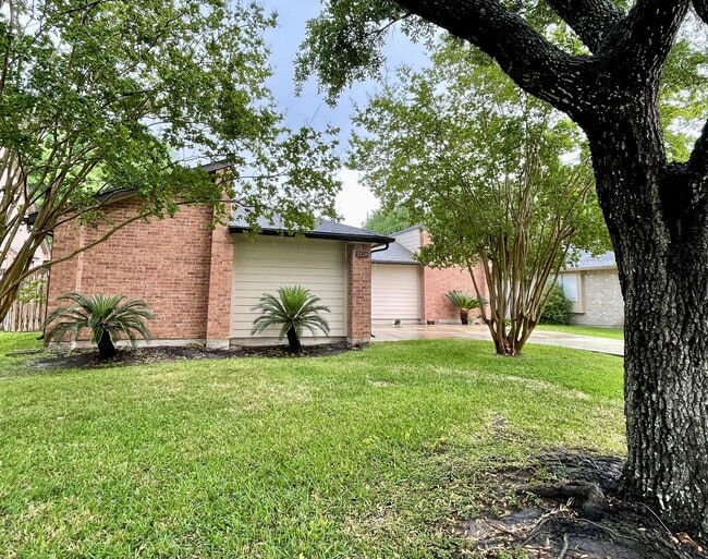 Building Photo - 2126 Collingsfield Dr