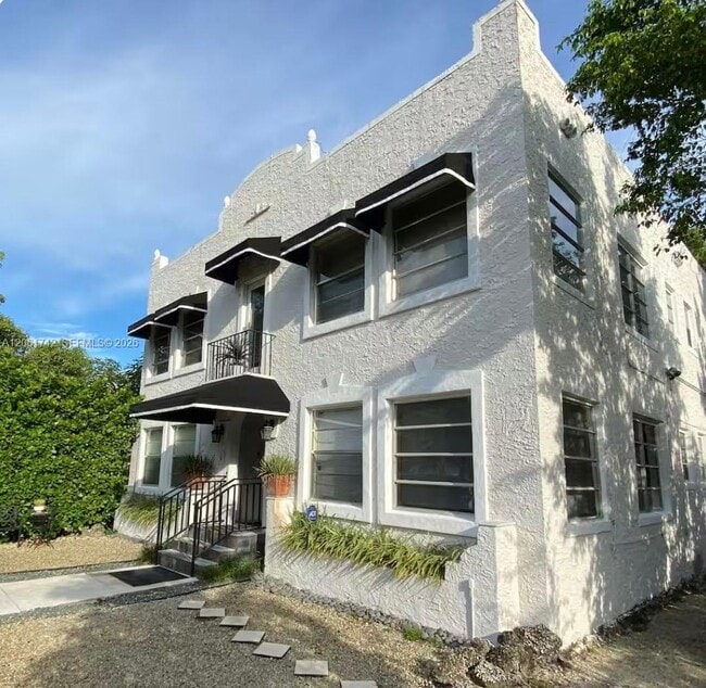 Building Photo - 1661 SW 13th St Unit 3