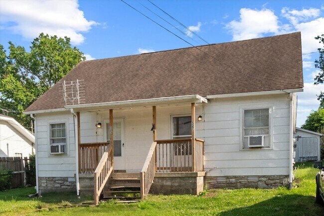 Photo - 527 Maple St