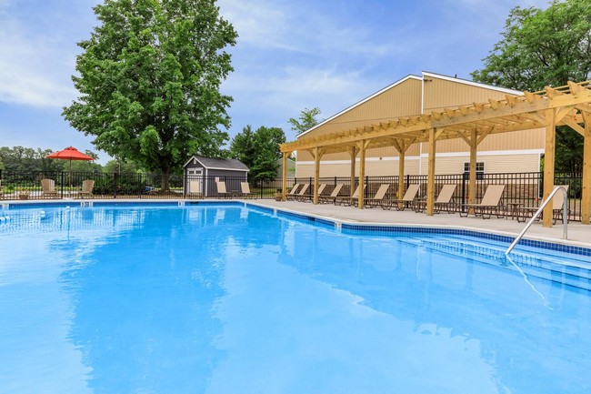 SHIMMERING SWIMMING POOL - Twin Lakes Apartments