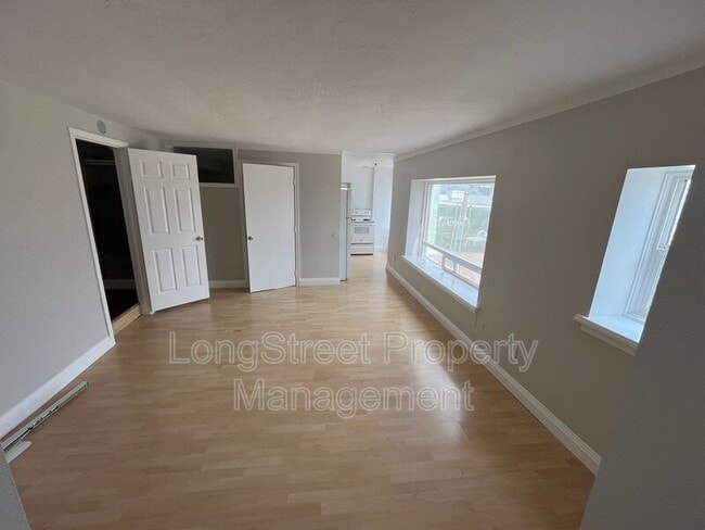 Photo - 772 SW Broadway Dr