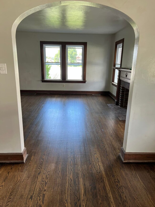Building Photo - 759 Park Ave W Unit 759 Park Ave Rental