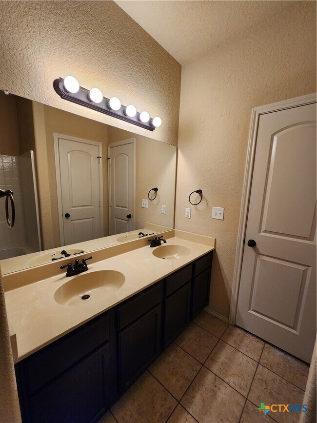 Photo - 712 Creekside Cir