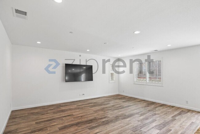 Photo - 1280 Hernandez Wy