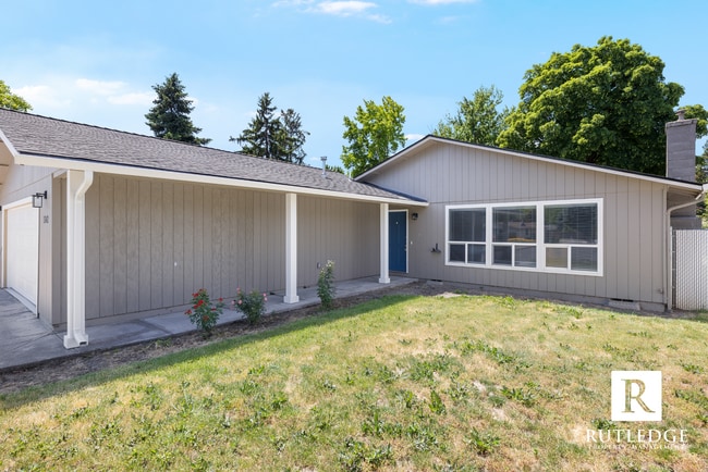 Photo - 4 Bedrooms - 2 1/2 Baths - South Medford Living