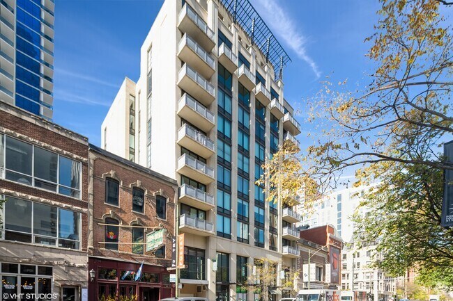 Building Photo - 744 N Clark St Unit 305 Rental