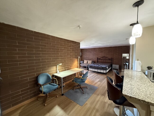 Photo - Modern & furnished studio unit available NOW! Unit #815