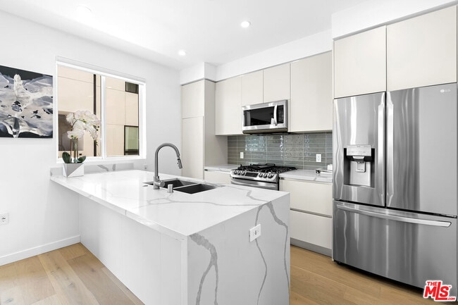 Photo - 1232 1/2 N Sycamore Ave