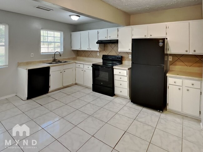 Photo - 450 Fairburn Rd NW