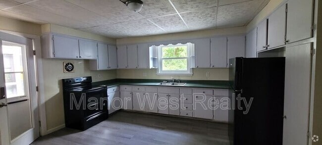 Building Photo - 37 E Pottsville St Rental
