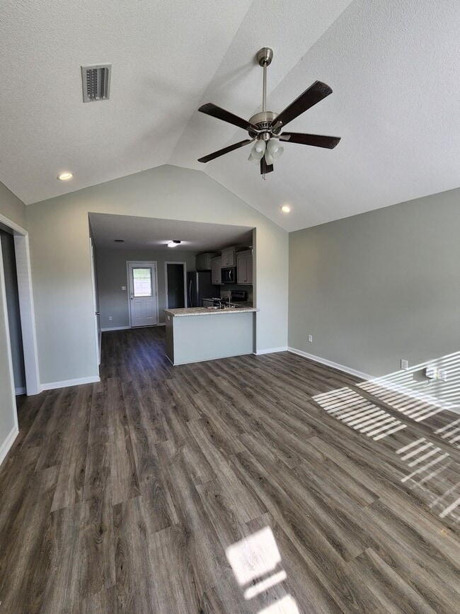 Photo - $500 Discount on Move-in Spacious & Inviti...