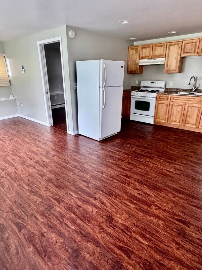 208-210 1/2 Hartwell