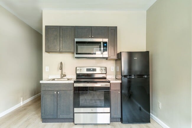 Building Photo - 104 S 51st St Unit 1st Floor - A2