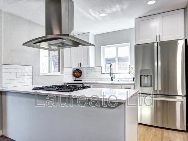 Photo - 3033 Leyden St