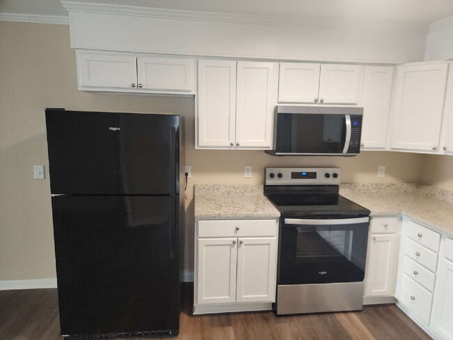 Photo - Two Bedroom Condo Located close to Everything Hilton Head Island has to Offer! Unidad J1