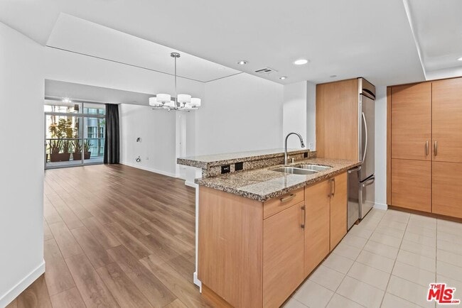 Building Photo - 13650 Marina Pointe Dr Unit 306