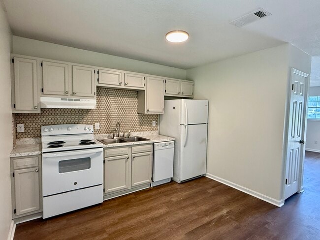 Building Photo - 709 Airport Rd Rental
