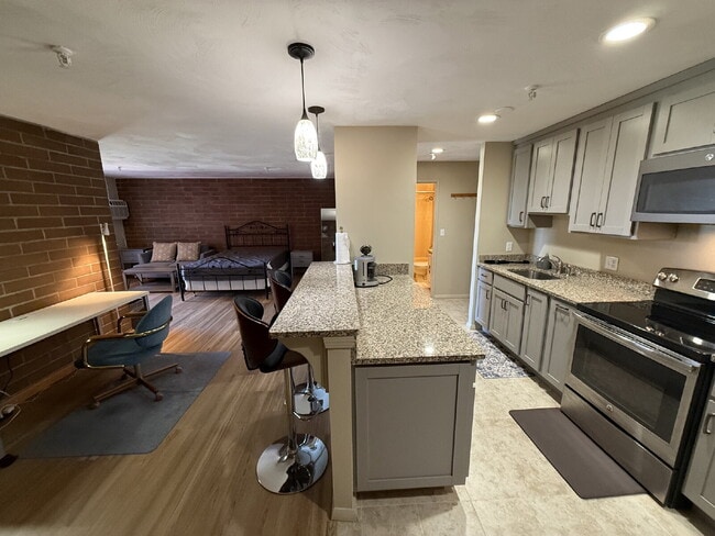 Photo - Modern & furnished studio unit available NOW! Unit #815