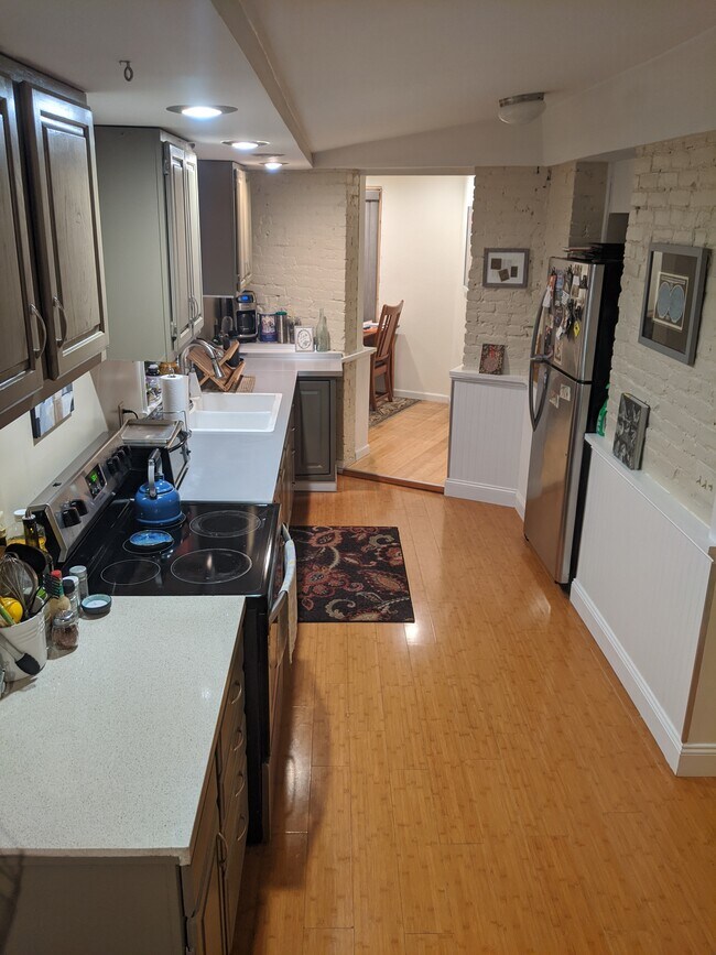 Building Photo - 1 Ten Broeck St Unit 2