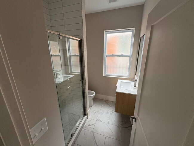 Photo - 7436 Oakland Ave Unidad Lower