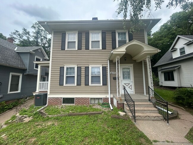 Building Photo - Three story East End home plus basement!