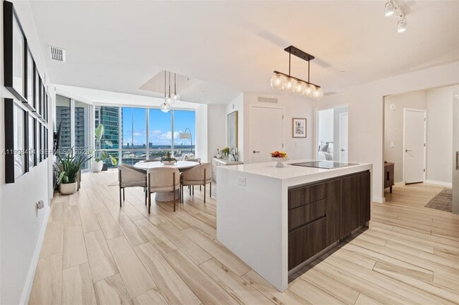 Building Photo - 851 NE 1st Ave Unit 2809