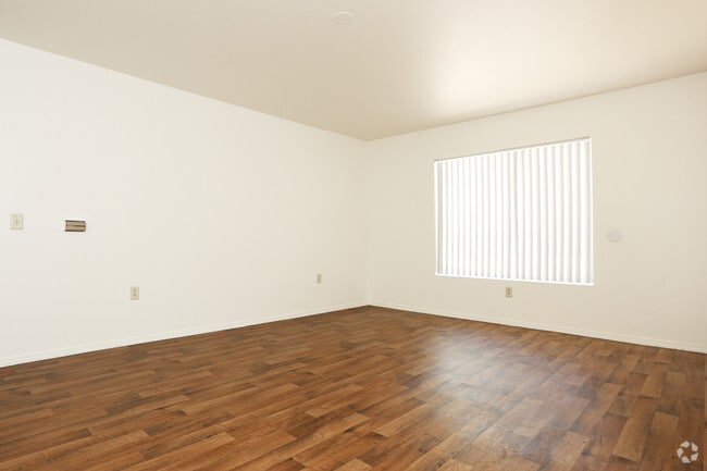 2BR, 2BA - 838 SF