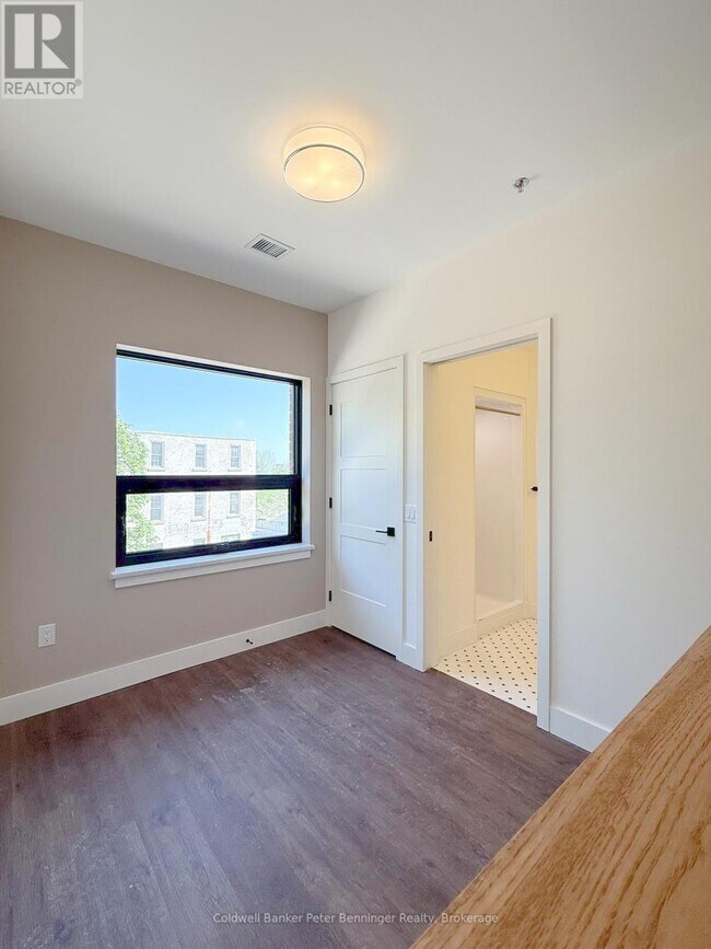 Photo - 202 Queen St S