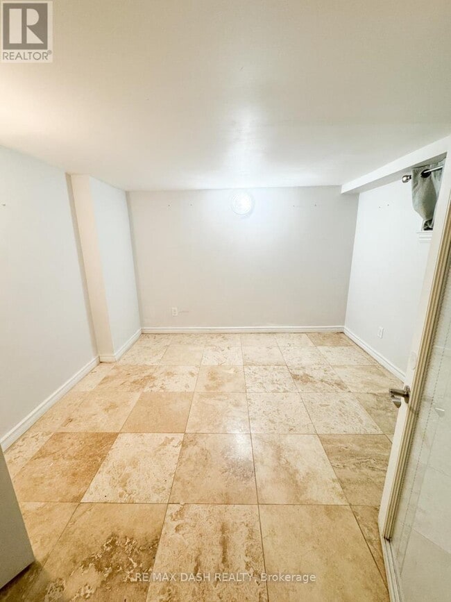 Photo - 1529 Queen St E