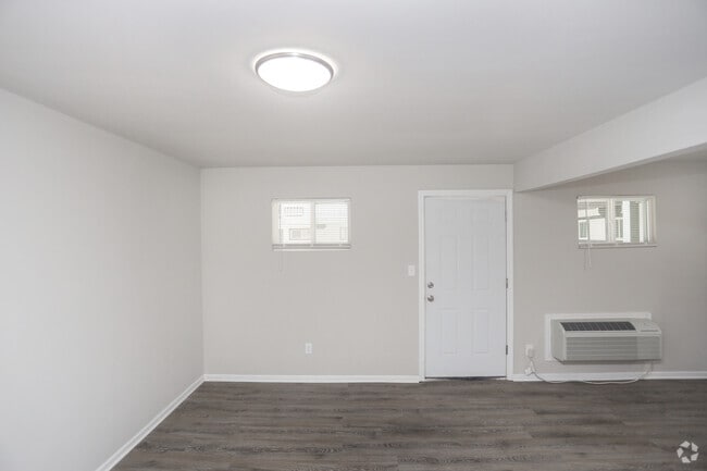 2BR, 1BA - 704 SF