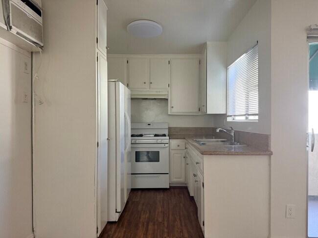 3055 Foothill Blvd, La Crescenta, CA