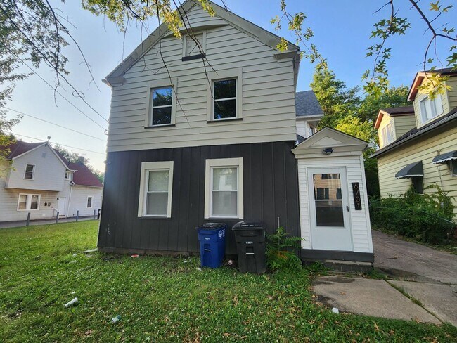 Building Photo - 6701 Gertrude Ave Unit 2