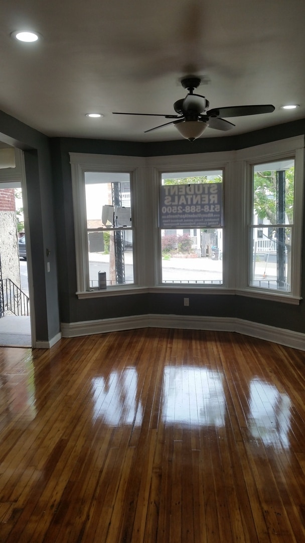 Building Photo - 4 bedroom, 1 bath Rental