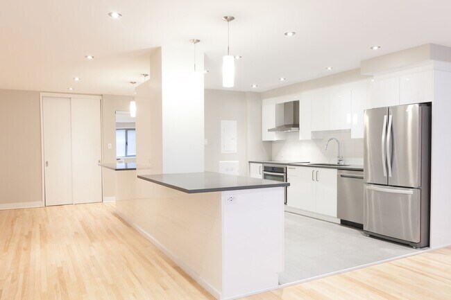 Building Photo - 3495 Rue de la Montagne Unit 101