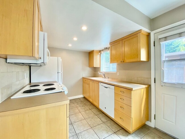Photo - Charming Townhome in Bellevue's Newport Hills Community
