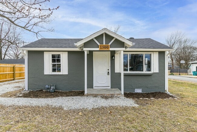 Building Photo - 2 Bedroom 1 Bathroom Home Located within w...