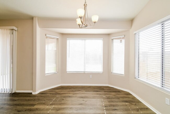 Photo - 1625 N Sawyer